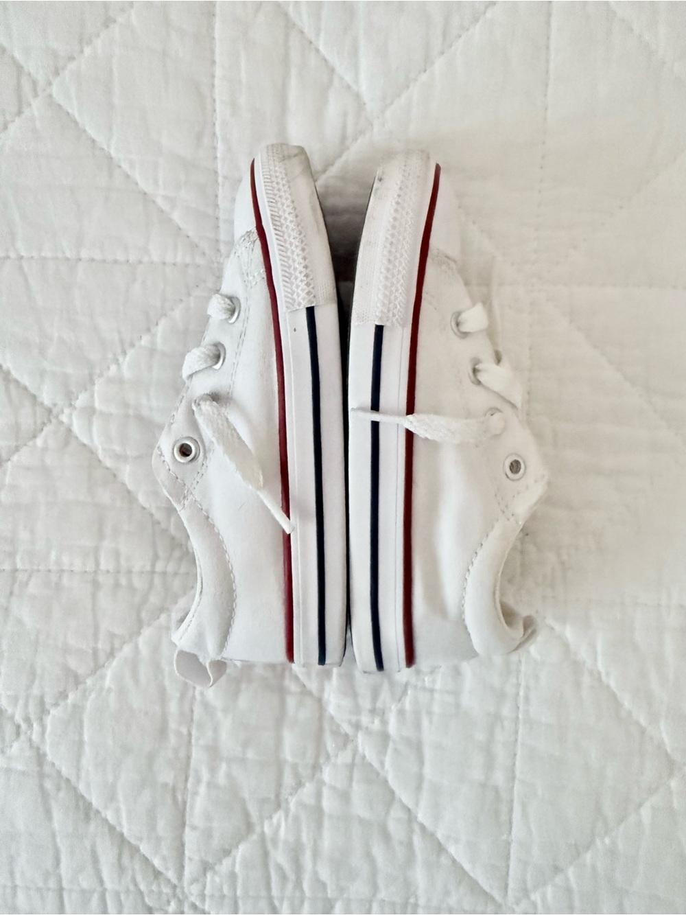 9 Toddler Converse Kids White Low-Top Sneakers Red Trim - Picture 3 of 8